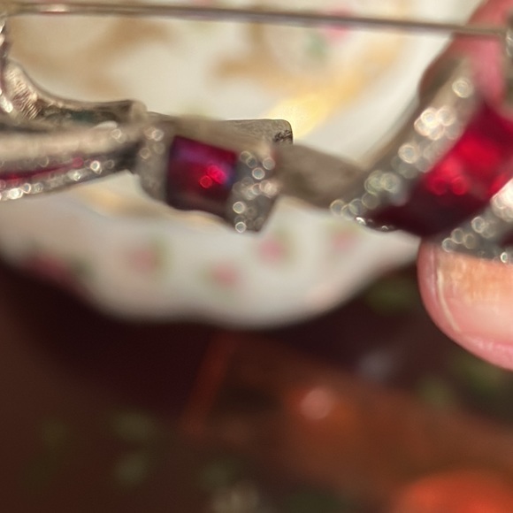 Bow red enamel/Marcasite brooch Signed L J vintage 2” x 2” - Picture 5 of 7